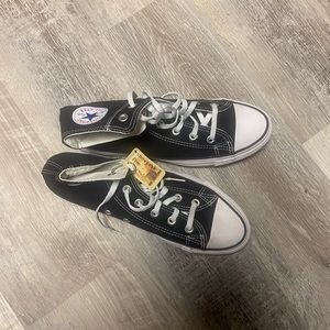 NWT converse size 7.5 men 9 women
